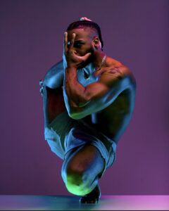 Shak Alade künstler für akrobatische Körperbeherrschung