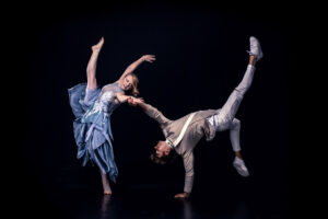 Felice und Alex Aguilar mit ästhetischer Spinning Art-Performance