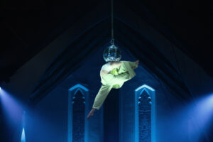 LeMonastere Emilia Dawiec polnische Artistin und Tänzerin spezialisiert auf Hairhanging