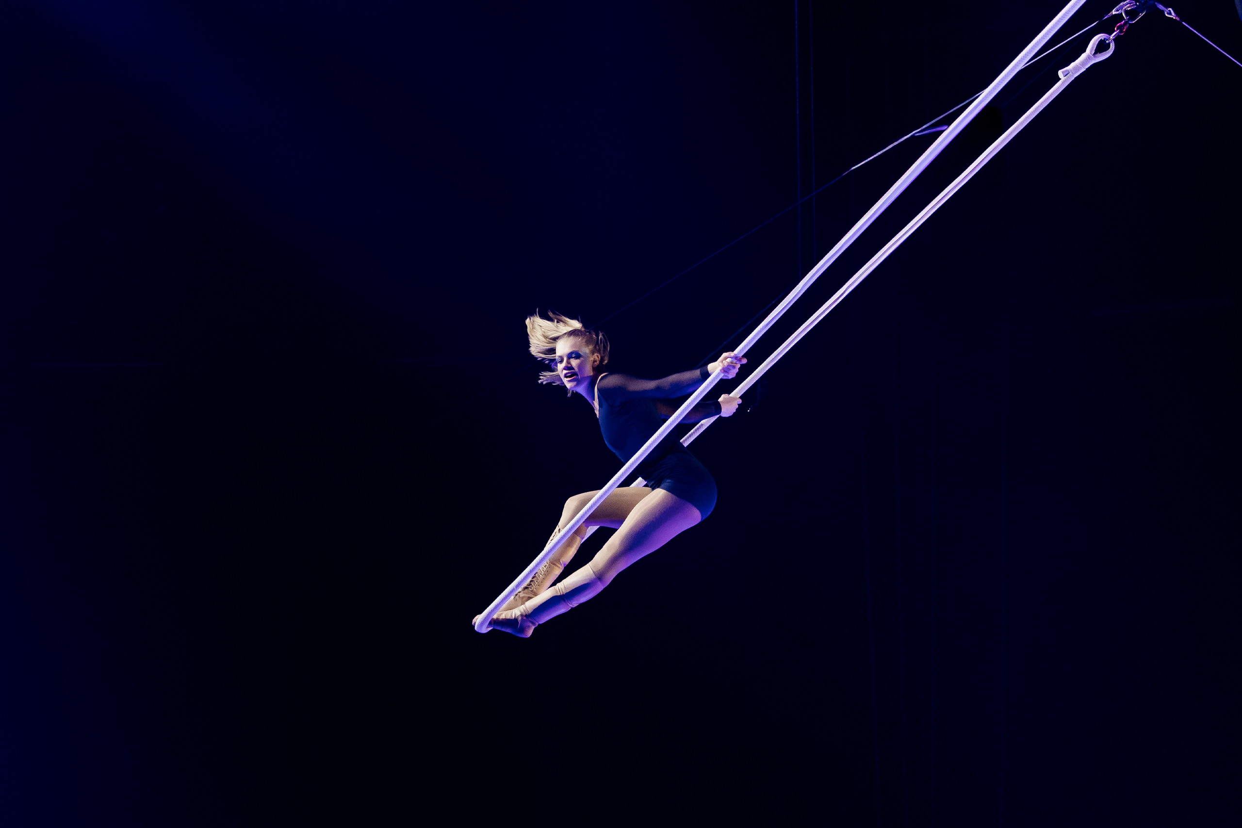 Akrobatin Lisa Hünnekens auf der Cloud Swing