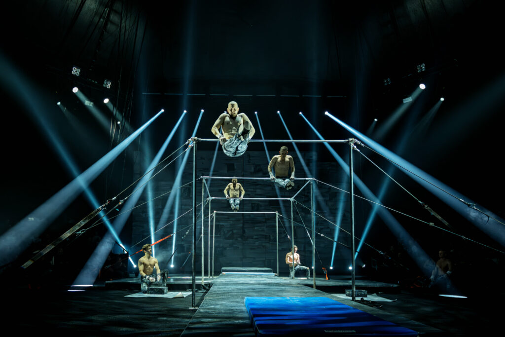 Foto: Sechser-Reck mit der Gruppe Gypsy High Bar Team